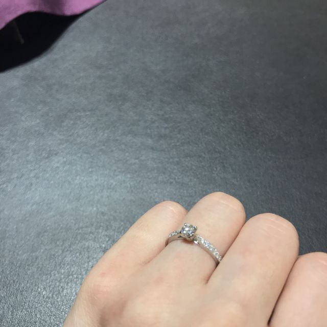 【俄(にわか)の口コミ】 短い指でも似合う 華奢なのに華やか。まわりのダイヤがキラキラしていてと…
