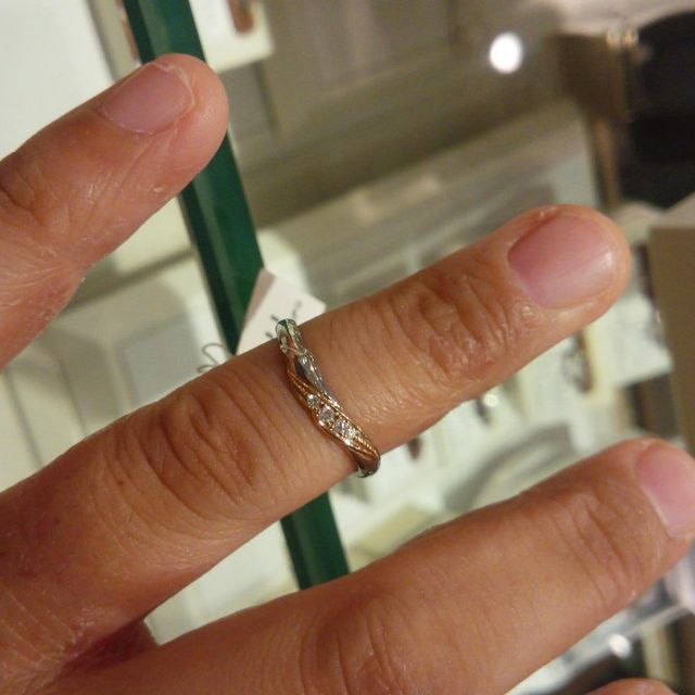 【ジュエリークラフトYAMAJIの口コミ】 素材はプラチナでダイヤの周りのところはピンクゴールド。素材は自分の好…