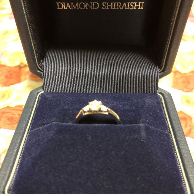 【銀座ダイヤモンドシライシの口コミ】 ダイヤの輝きが増す構造の立て爪の土台で、サイドにメレダイヤがついてい…