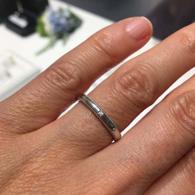 【銀座ダイヤモンドシライシの口コミ】 色んな形やデザインの指輪をはめてみましたが、ミル打ちがキラキラして可…
