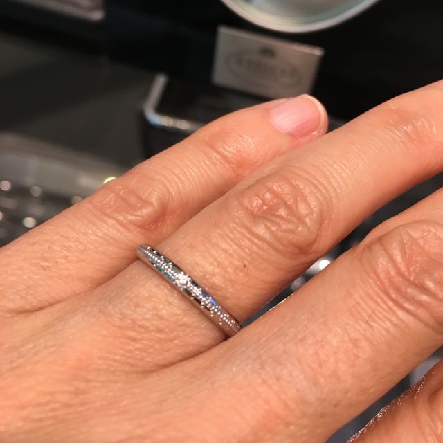 【エクセルコダイヤモンド(EXELCO DIAMOND)の口コミ】 ミル打ちがキラキラしていてとても可愛かったです。
遠くから見たらシンプ…