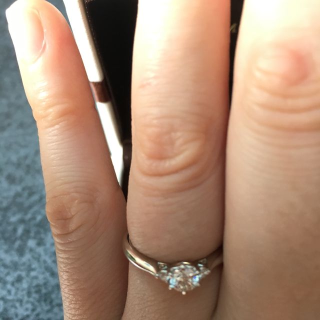 【アイプリモ(I-PRIMO)の口コミ】 ダイヤが希少価値が高いロシアの物で2人で見惚れてしまいました。
裏側か…