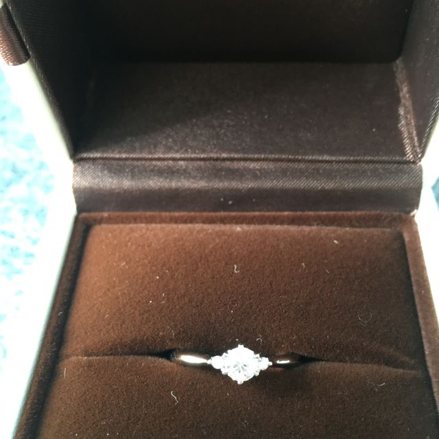 【アイプリモ(I-PRIMO)の口コミ】 ダイヤが希少価値が高いロシアの物で2人で見惚れてしまいました。
裏側か…