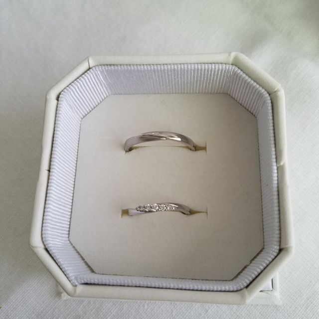 【4℃ BRIDAL(ヨンドシーブライダル)の口コミ】 シンプルなものがよくて、お店のHP見て来店しました。
旦那さんの手が太い…