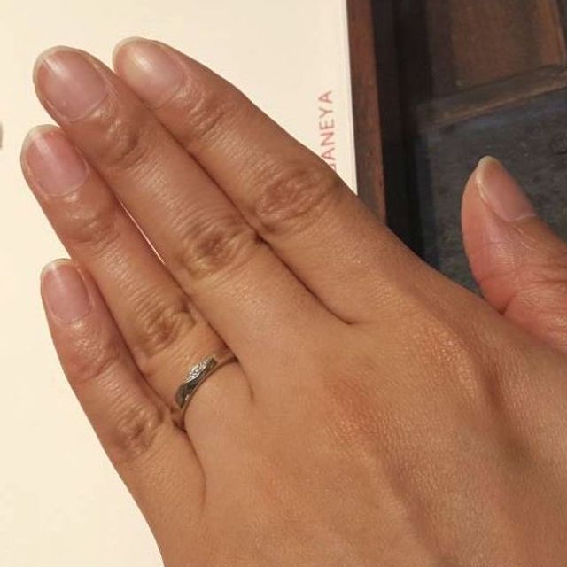 【杢目金屋(もくめがねや)の口コミ】 木目の色合いとデザインが上品であり、肌への馴染みも良いので試着してす…