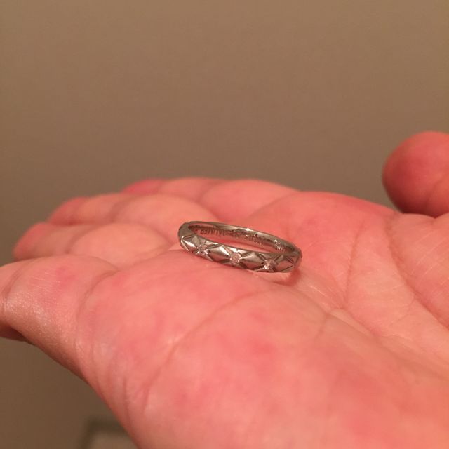 【シャネル(CHANEL)の口コミ】 キルティングのような切り込みライン、埋め込みのダイヤ（私のタイプは3個…