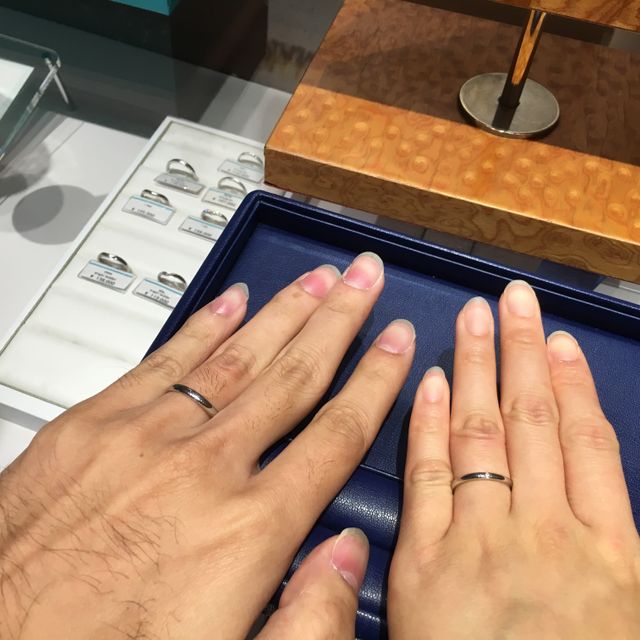 【銀座ダイヤモンドシライシの口コミ】 最初は様々タイプの指輪を着けましたが、私も夫も飾らないシンプルなもの…