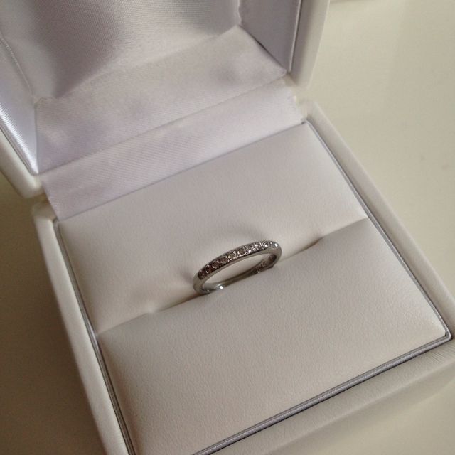 【CAFERING(カフェリング)の口コミ】 シンプルで華やかさもあるデザインを探しており、ダイヤが一列に並んだハ…