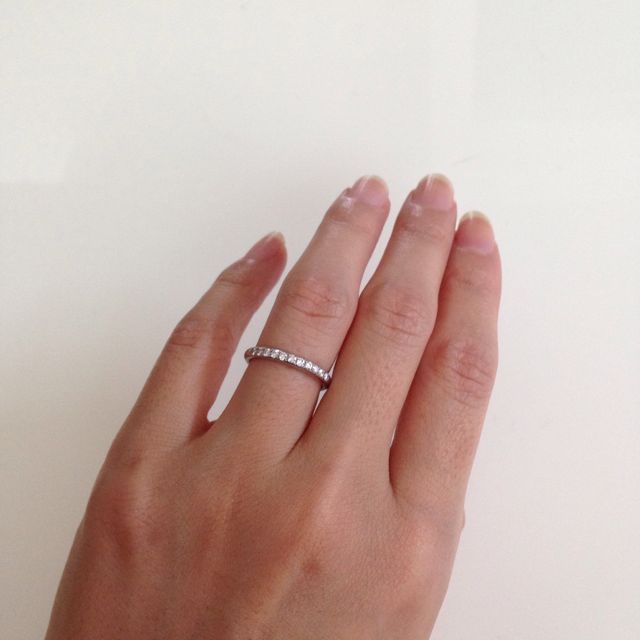 【CAFERING(カフェリング)の口コミ】 シンプルで華やかさもあるデザインを探しており、ダイヤが一列に並んだハ…