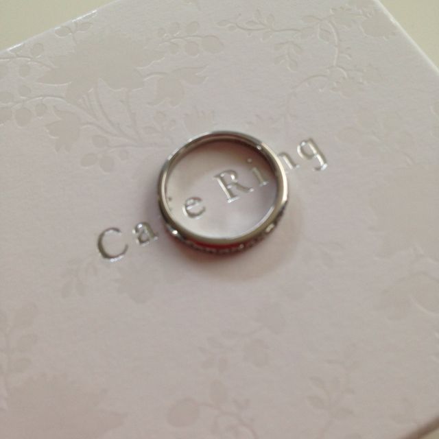 【CAFERING(カフェリング)の口コミ】 シンプルで華やかさもあるデザインを探しており、ダイヤが一列に並んだハ…