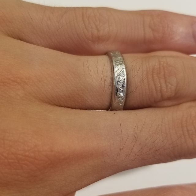 【SIND BAD(シンドバット)の口コミ】 和彫りの指輪が気になり、僕が生まれた時、お爺さんが植えてくれた松をイ…