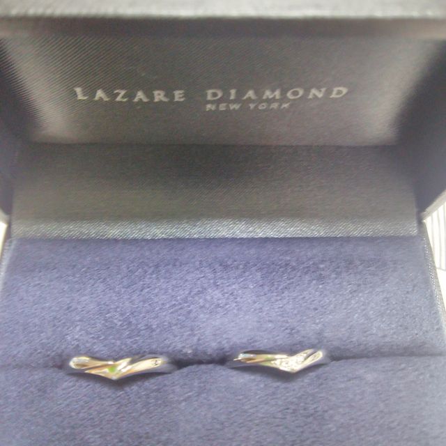 【ラザール ダイヤモンド(LAZARE DIAMOND)の口コミ】 女性用にはメレダイヤが埋め込まれているけど、その他はほぼ同じでペア感…