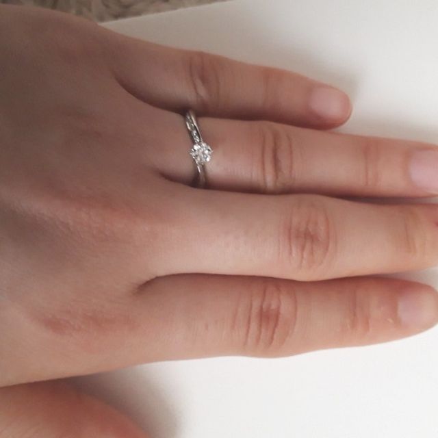 【4℃ BRIDAL(ヨンドシーブライダル)の口コミ】 ウェーブラインが個性的であり、指の形をきれいに見せてくれる効果がある…