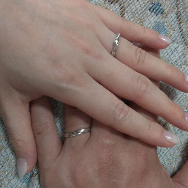 【エクセルコダイヤモンド(EXELCO DIAMOND)の口コミ】 他店に比較してダイヤが綺麗だった。
左右非対称のデザインが気に入った。…