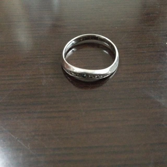 【Something Blue(サムシングブルー)の口コミ】 試着時：派手なダイヤなどがないシンプルで、指を細く見せてくれるカーブ…