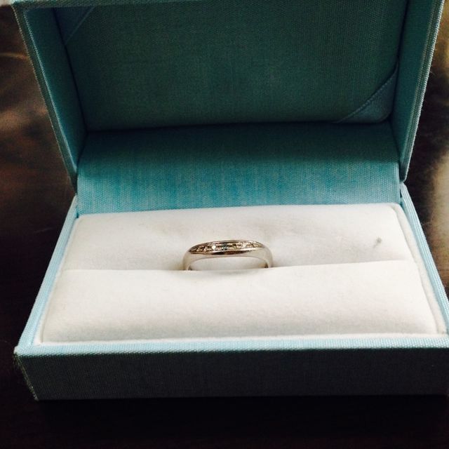 【Something Blue(サムシングブルー)の口コミ】 試着時：派手なダイヤなどがないシンプルで、指を細く見せてくれるカーブ…