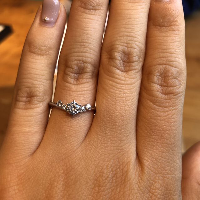 【ith(イズ)の口コミ】 綺麗な曲線のデザインに惹かれて選びました。ダイヤモンドの種類も豊富で…