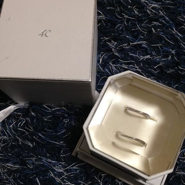 【4℃ BRIDAL(ヨンドシーブライダル)の口コミ】 指の中心部にカーブの一番細い部分がくるようになっているので指が細長く…