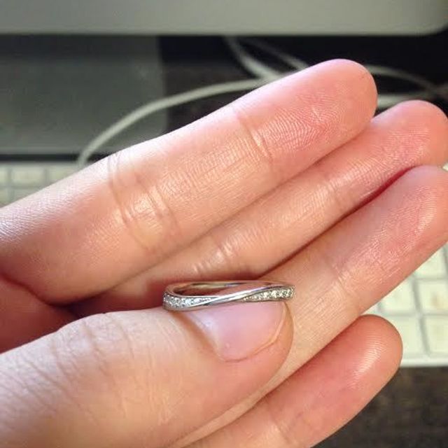 【4℃ BRIDAL(ヨンドシーブライダル)の口コミ】 指の中心部にカーブの一番細い部分がくるようになっているので指が細長く…