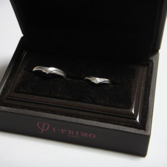 【アイプリモ(I-PRIMO)の口コミ】 婚約指輪と重ねづけができることが一番の決め手でした。

夫の結婚指輪と…