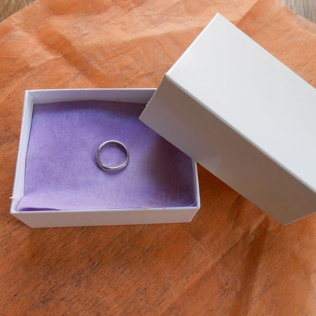 【都民共済(とみんきょうさい)の口コミ】 プラチナ素材でVラインにメレダイヤが入っているのが斬新で一目見て気に入…