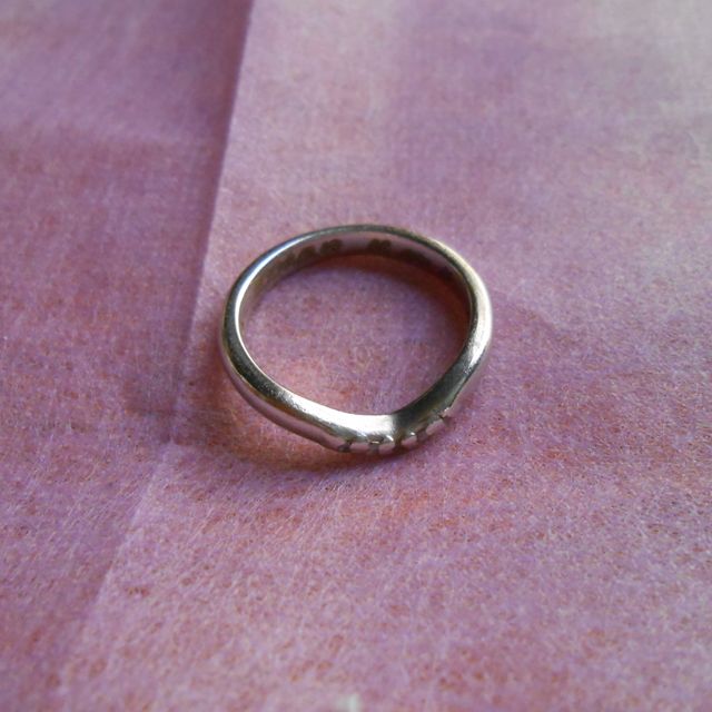 【都民共済(とみんきょうさい)の口コミ】 プラチナ素材でVラインにメレダイヤが入っているのが斬新で一目見て気に入…