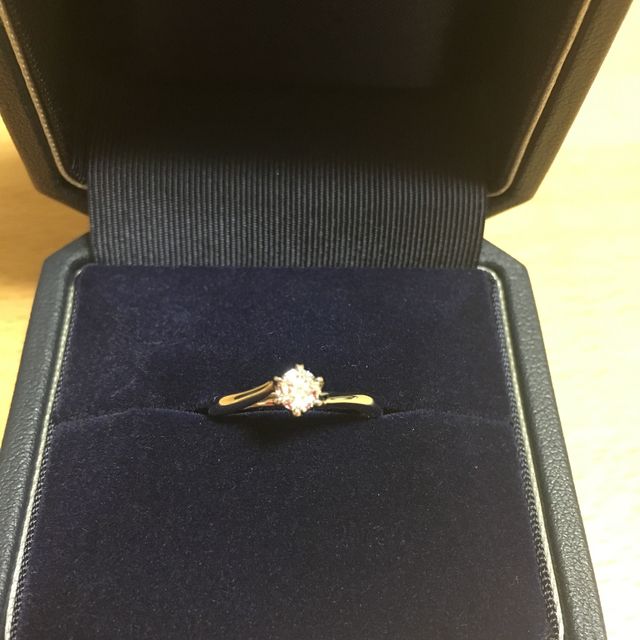 【銀座ダイヤモンドシライシの口コミ】 結婚指輪と重ね付けできるものを探していました。結婚指輪とセットではあ…