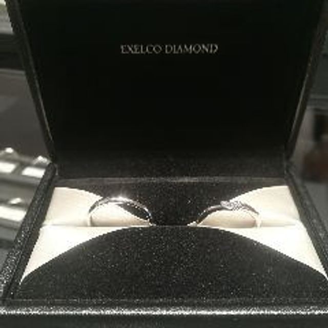 【エクセルコダイヤモンド(EXELCO DIAMOND)の口コミ】 僕は普段指輪をしないので、シンプルで、指に違和感のないものを
彼女は婚…