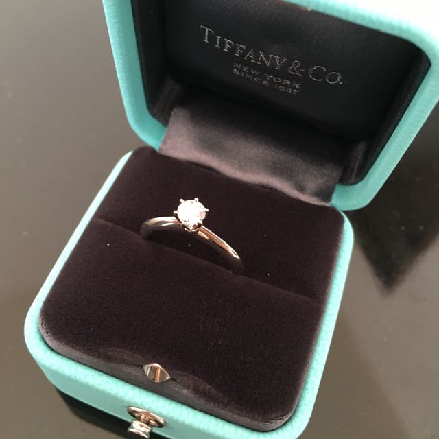 【ティファニー(Tiffany & Co.)の口コミ】 決め手はやはり試着した時でした。
事前に彼とネットで見て
デザインは決…