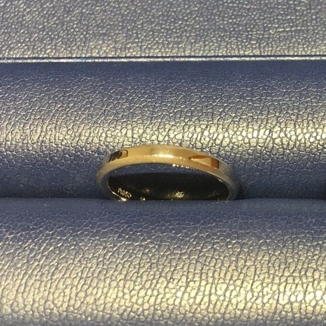 【銀座ダイヤモンドシライシの口コミ】 シンプルなデザインですが、側面（8時ー4時）にマット加工が施されていて…