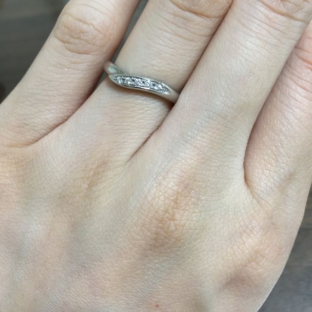 【Only You(オンリーユー)の口コミ】 キラキラがとても素敵で、光があたるとさりげなく光るあたりが可愛らしか…