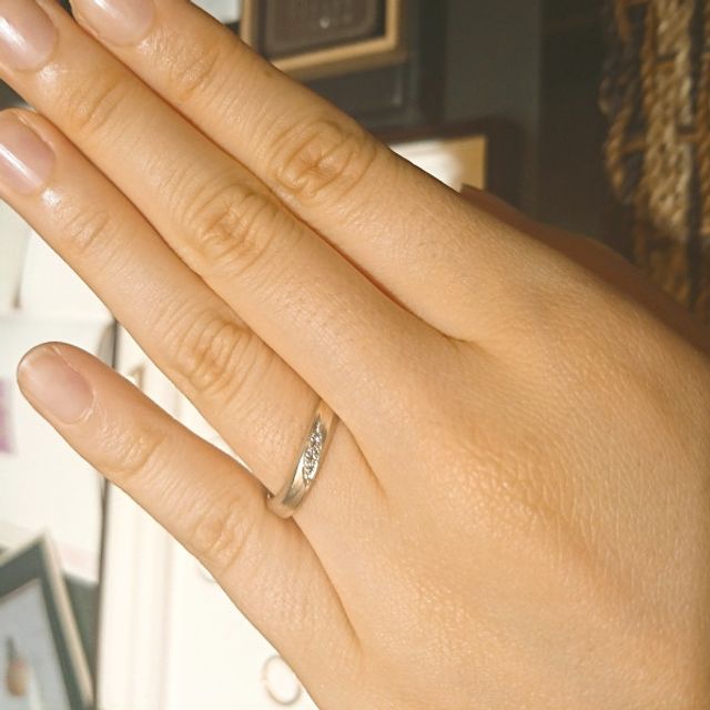 【杢目金屋(もくめがねや)の口コミ】 メレダイヤの配置のデザインが綺麗だと思います。木目は指輪ごとに変わる…