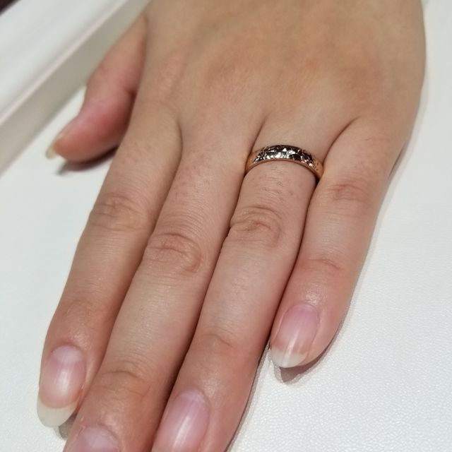 【俄(にわか)の口コミ】 桜がとても女性らしさを引き出してくれるリングだなと思い、検討させて頂…