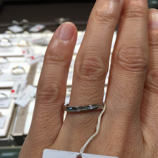 【アイプリモ(I-PRIMO)の口コミ】 ミル打ちがキラキラして可愛かったので探していました。
この指輪は中央に…
