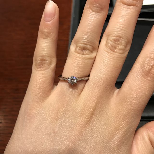 【ラザール ダイヤモンド(LAZARE DIAMOND)の口コミ】 どの角度から見てもダイヤモンドがより一層綺麗に見えるように、光が入り…