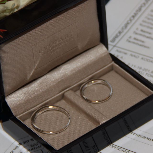 【ブルガリ(BVLGARI)の口コミ】 V字型にカーブしていることで婚約指輪との重ねづけも華やかな印象になりま…