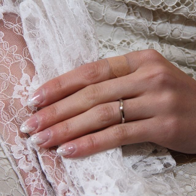 【ブルガリ(BVLGARI)の口コミ】 V字型にカーブしていることで婚約指輪との重ねづけも華やかな印象になりま…