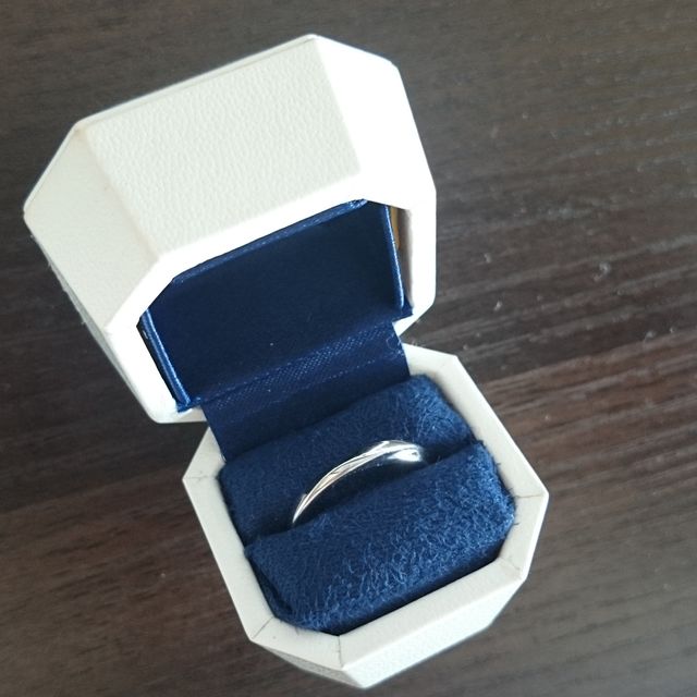 【4℃ BRIDAL(ヨンドシーブライダル)の口コミ】 日常の動作の邪魔にならないよう、シンプルなデザインがいいと思い、この…