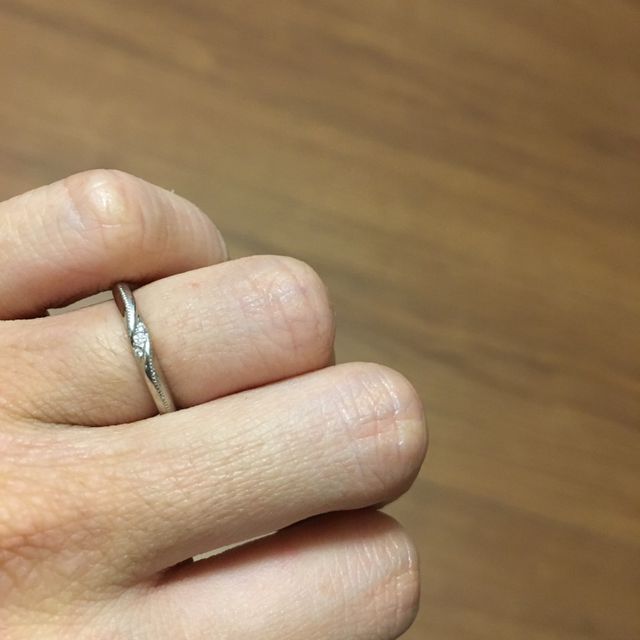 【エクセルコダイヤモンド(EXELCO DIAMOND)の口コミ】 自身の指が細いので華奢なデザインの方がしっくりきたのと、エクセルコダ…