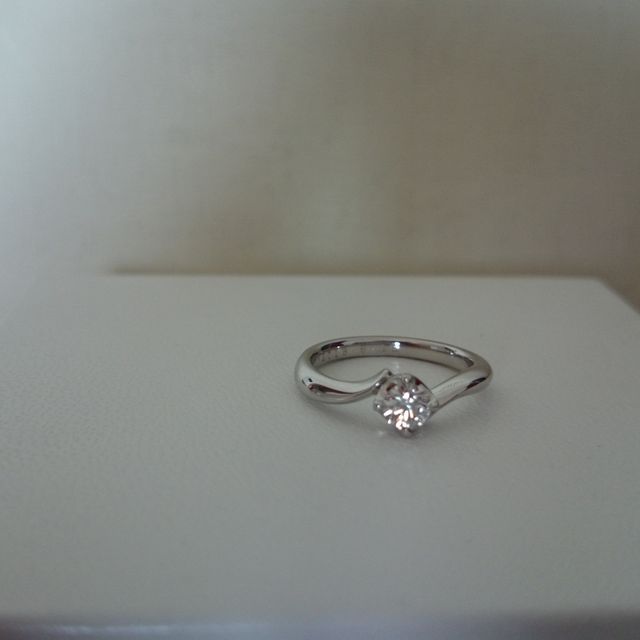 【4℃ BRIDAL(ヨンドシーブライダル)の口コミ】 主人からサプライズで貰った婚約指輪です。

主人は購入の際、シンプルで…