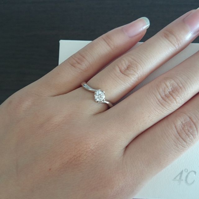 【4℃ BRIDAL(ヨンドシーブライダル)の口コミ】 主人からサプライズで貰った婚約指輪です。

主人は購入の際、シンプルで…