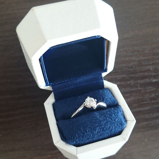 【4℃ BRIDAL(ヨンドシーブライダル)の口コミ】 主人からサプライズで貰った婚約指輪です。

主人は購入の際、シンプルで…