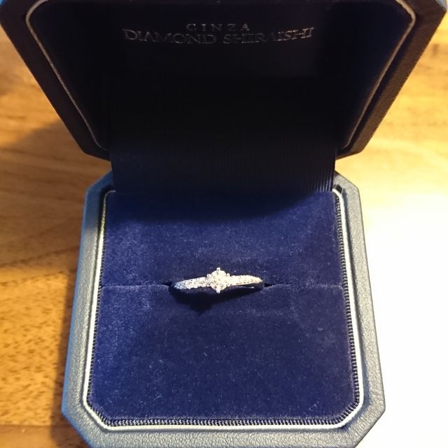 【銀座ダイヤモンドシライシの口コミ】 一粒ダイヤの婚約指輪じゃ物足りない感じがしていたので、周りにもたくさ…