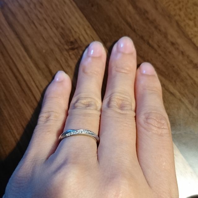 【銀座ダイヤモンドシライシの口コミ】 毎日付ける指輪なので、ダイヤがたくさん付いている方がテンションが上が…