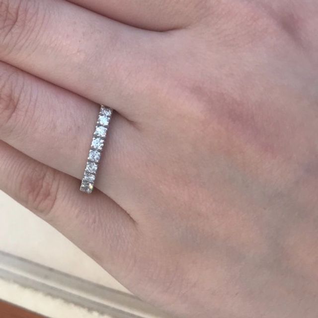 【アネリディギンザ(ANELLI DI GINZA)の口コミ】 シンプルで細めのラインであるハーフエタニティリングです。ちょうど探し…