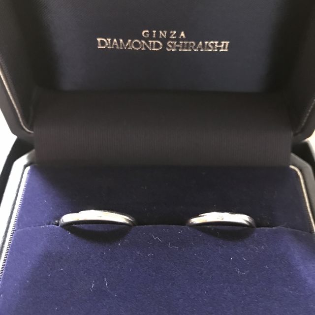 【銀座ダイヤモンドシライシの口コミ】 シンプルなデザインを希望して指輪選びをしていました。斜めにラインが彫…