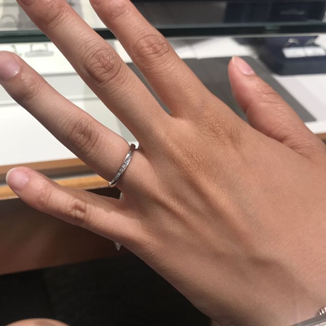 【銀座ダイヤモンドシライシの口コミ】 シンプルなのを探していました。シンプルの中にもあまり強調し過ぎないダ…