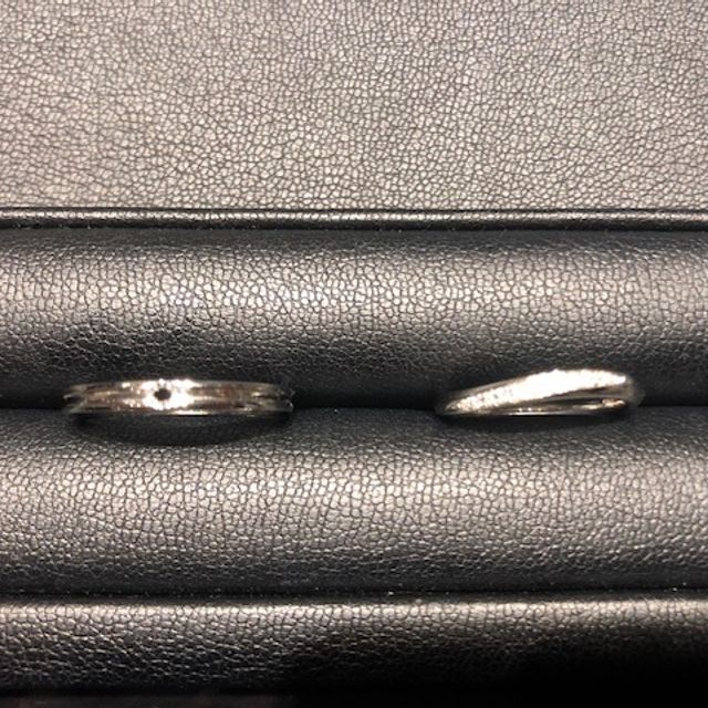 【エクセルコダイヤモンド(EXELCO DIAMOND)の口コミ】 男性のほうはブラックダイヤの入った指輪は珍しく、形もきれい目だったの…