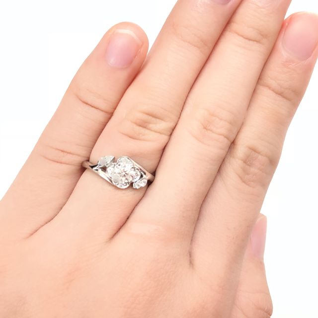 【EIKA(エイカ)の口コミ】 プロポーズにて彼から頂きました。
お花をモチーフにしており、細かなデザ…