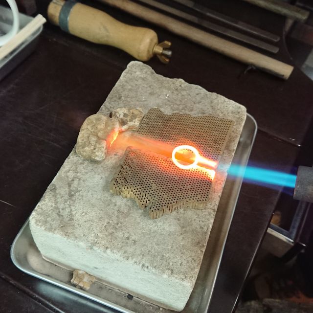 【指輪工房 ケルヒ  KELLCHの口コミ】 作成方法、素材、仕上げが選択できる。
手作りができる。
価格が手頃。
ア…